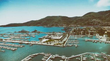 Güzel bir şehir bağlantı noktasının havadan görünümü