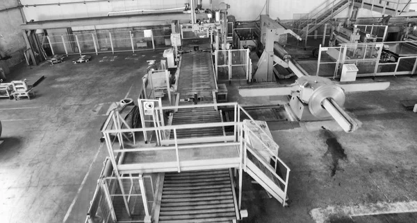Koudgewalste stalen spoel op opslaggebied in ijzer-en staalindustrie plant w — Stockfoto