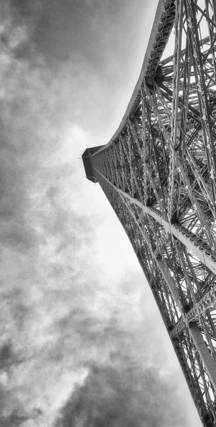 Wieża Eiffla górnej struktury, skyward widok w pochmurny dzień - Paryż — Zdjęcie stockowe