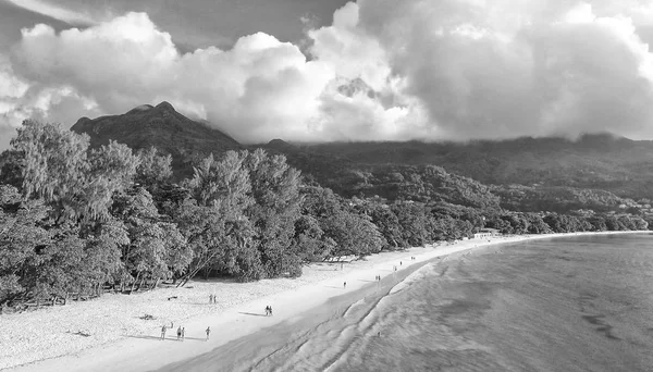 Aerial view of beautiful beach and mountains — Stock Photo, Image