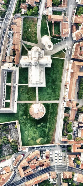 Praça dos Milagres em Pisa com casas circundantes. Panora aérea — Fotografia de Stock