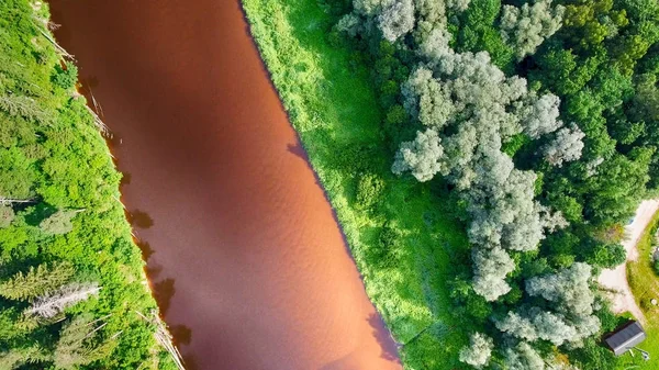 Schöne Flussüberquerung Berglandschaft, Luftaufnahme — Stockfoto