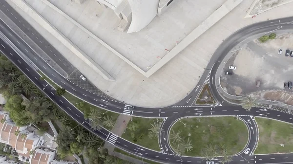 Vista aérea de drones hacia abajo del tráfico de la ciudad — Foto de Stock