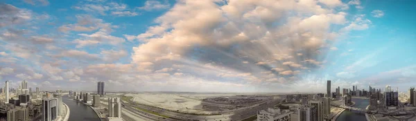 ダウンタウン ドバイのスカイラインと川、パノラマ空撮 — ストック写真