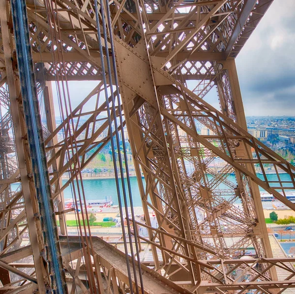 Estrutura metálica interna da Torre Eiffel em Paris - França — Fotografia de Stock