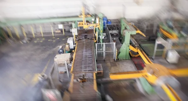 Bobines industrielles d'entrepôt. Grandes longues racks — Photo