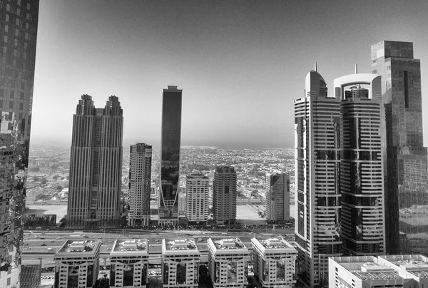 Horizonte moderno do centro de Dubai em um dia ensolarado, Emirados Árabes Unidos — Fotografia de Stock