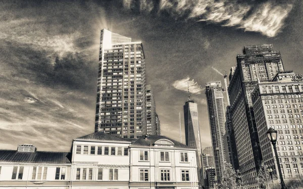 Vecchio e moderno skyline di New York in una soleggiata giornata autunnale — Foto Stock