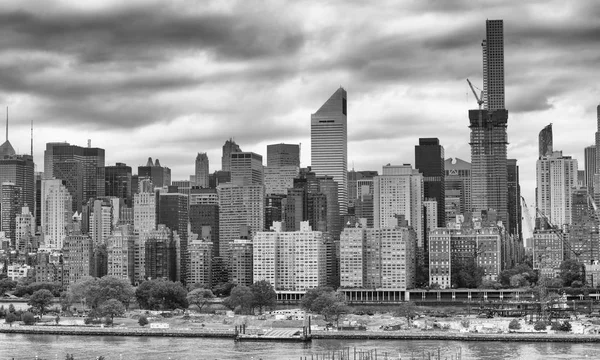 Midtown Manhattan siluetinin Doğu Nehri, New York üzerinden — Stok fotoğraf