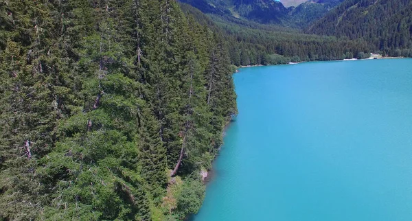 Vackra alpin sjö, Flygfoto i sommarsäsongen — Stockfoto