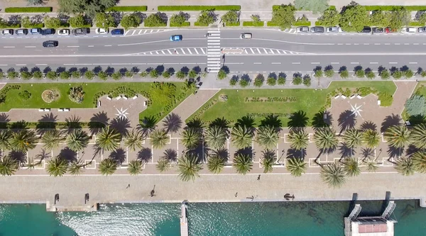 Nedåtgående syn på strandpromenad med palmer — Stockfoto