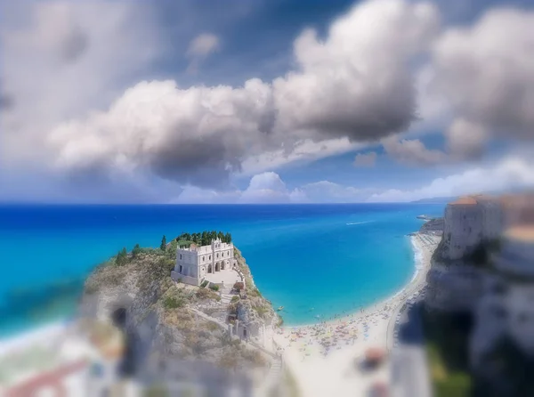 Tropea panoramik kıyı şeridi ve kale, Calabria havadan görünümü — Stok fotoğraf