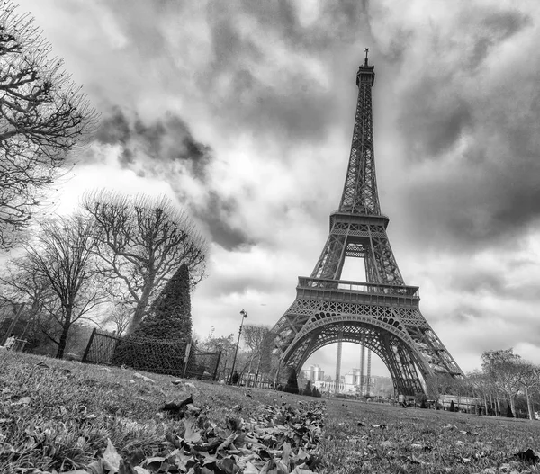 Eiffeltornet från Champs de Mars i vinter - Frankrike — Stockfoto