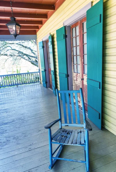 Silla de madera y colorida arquitectura caribeña — Foto de Stock