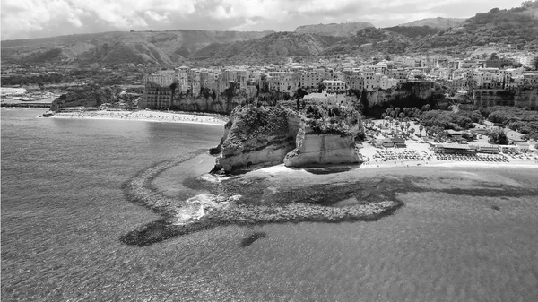Widok z lotu ptaka wybrzeża Tropea Calabria, Włochy — Zdjęcie stockowe