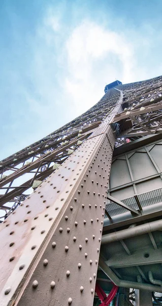 Eiffeltoren top structuur, hemelwaarts uitzicht op een bewolkte dag - Parijs — Stockfoto