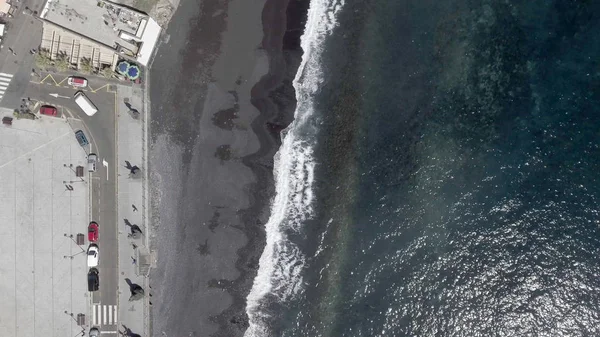 Vista aérea aérea de la hermosa playa volcánica —  Fotos de Stock