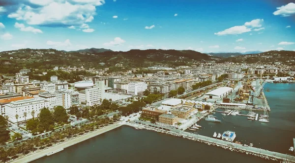 Вид с воздуха на набережную города — стоковое фото