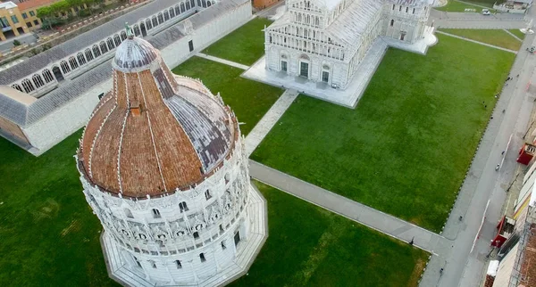 Kare mucizeler Pisa. Bir yaz sabahı havadan görünümü — Stok fotoğraf