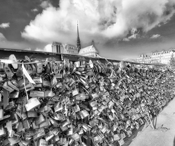 PARÍS, FRANCIA - DICIEMBRE DE 2012: Los turistas visitan Pont de L 'Archevec — Foto de Stock