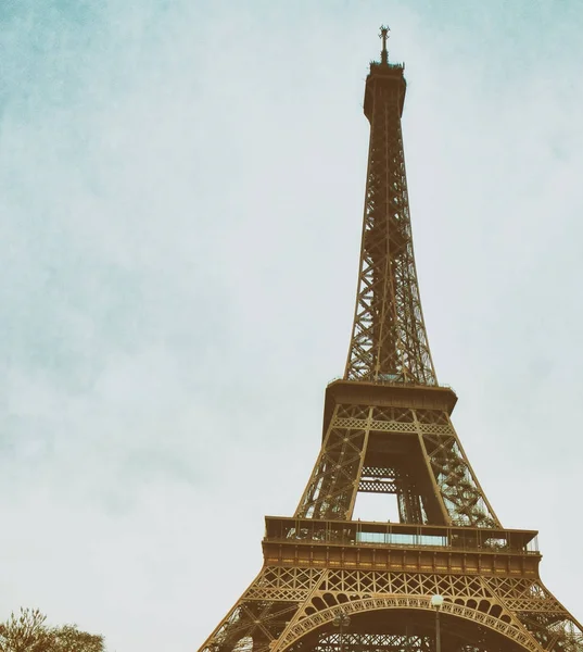 Der Eiffelturm an einem bewölkten Wintertag - Paris — Stockfoto