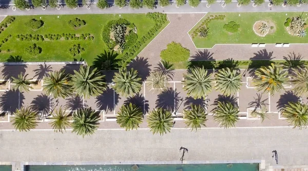 Vista verso il basso della passeggiata della città — Foto Stock