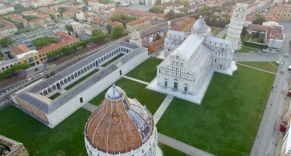 Torget av mirakler i Pisa. Flygfoto på en sommarmorgon — Stockfoto