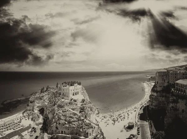 Tropea panoramik kıyı şeridi ve kale, Calabria havadan görünümü — Stok fotoğraf