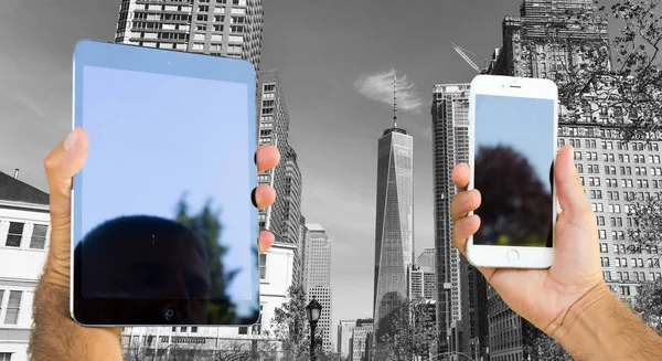 Smartphone and tablet taking pictures of New York City black and — Stock Photo, Image
