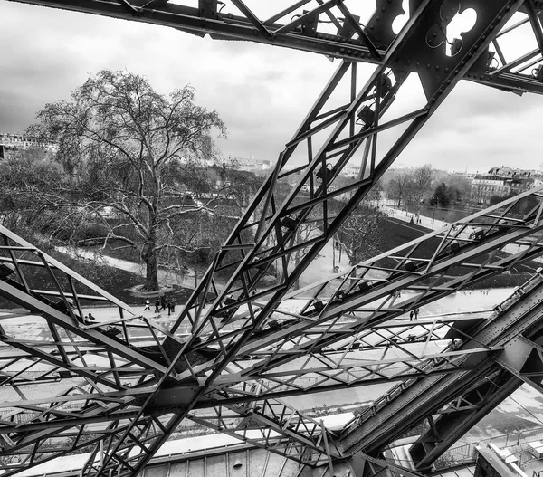 巴黎-法国埃菲尔铁塔内部金属结构 — 图库照片
