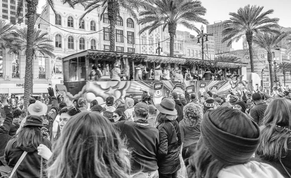 New Orleans - 9 februari 2016: Toeristen langs de straten van de stad op M — Stockfoto
