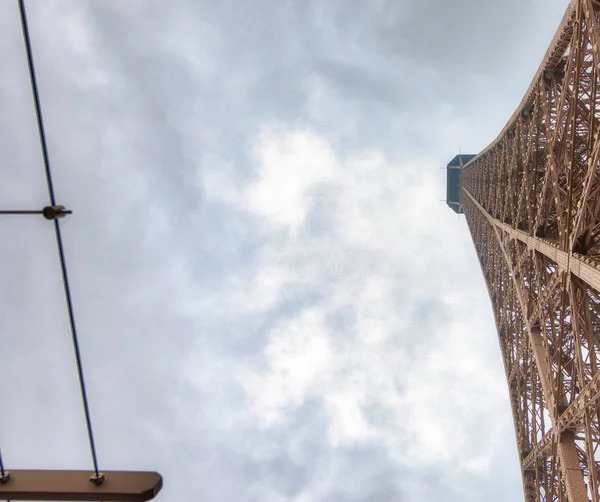 Eiffel Tower top structure, skyward view on a cloudy day - Paris — Stock Photo, Image