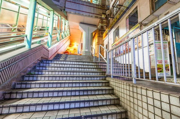 HONG KONG - 7 de maio de 2014: Escaladoras de Níveis Central-Médio à noite — Fotografia de Stock