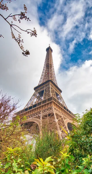 Mot himlen utsikt över Eiffeltornet en molnig vinterdag - Frankrike — Stockfoto