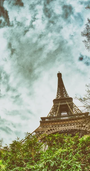 Brede opwaartse hoekmening van Tour Eiffel gezien vanaf omliggende g — Stockfoto