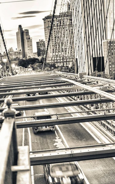 Verkeer langs de Brooklyn Bridge, New York City — Stockfoto