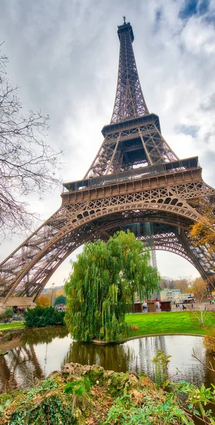 Ég felé kilátás az Eiffel-torony, felhős téli napokon - Franciaország — Stock Fotó