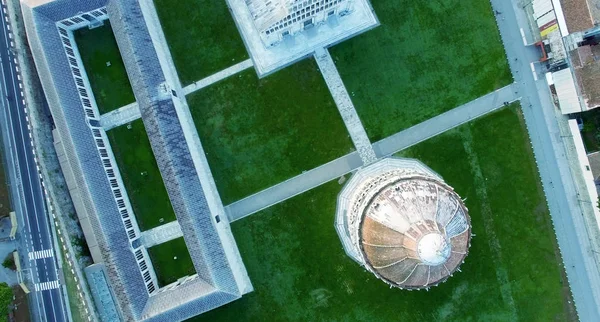 Vista aérea de la Plaza de los Milagros en Pisa en la mañana de verano, Es —  Fotos de Stock