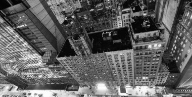 Manhattan gece ışıkları. Midtown şehir manzarası, aşağıya doğru görünümü