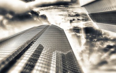 Günbatımı üzerinde modern gökdelenler. Alacakaranlıkta ofis binaları