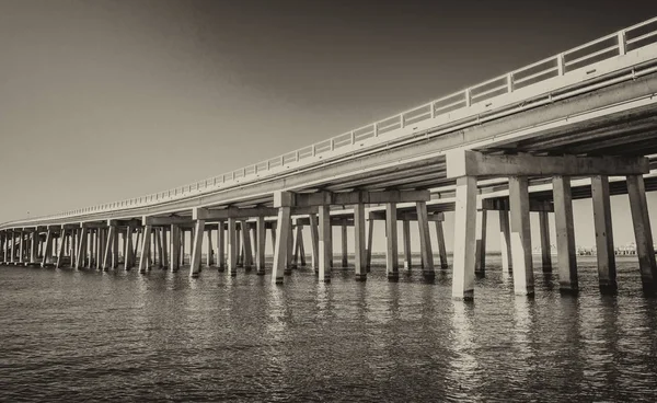 Lange brug over ondiepe wateren — Stockfoto