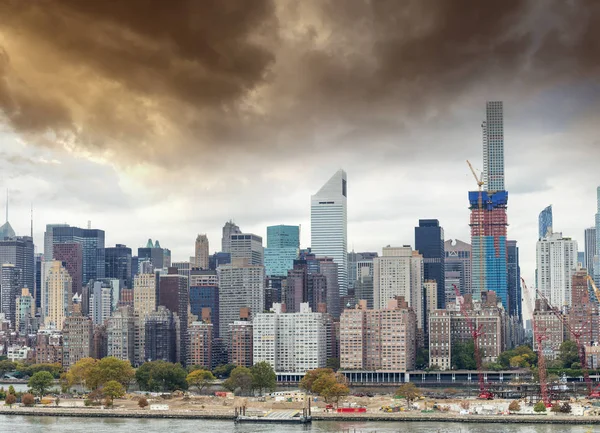 Cielo del atardecer sobre Manhattan —  Fotos de Stock