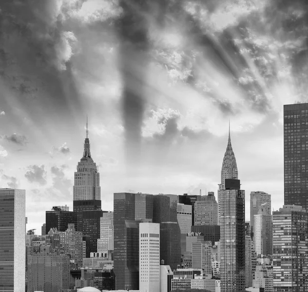 Skyline Midtown Manhattan al atardecer, Ciudad de Nueva York — Foto de Stock