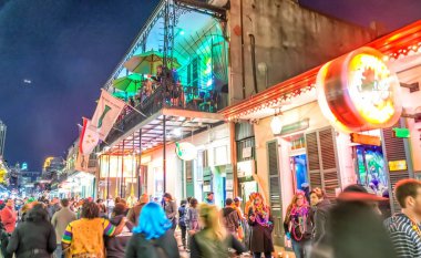 New Orleans - 9 Şubat 2016: Yerli halk ve turistler boyunca şehir s