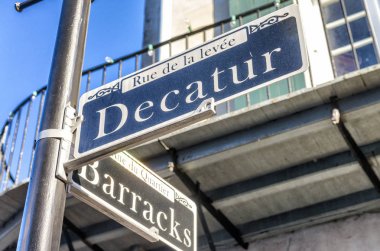 Sokak işaretleri ve yeni Orlea Fransız Mahallesinin mimarisi