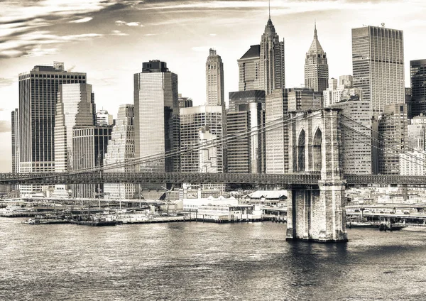 Brooklyn Bridge e lo skyline di New York Manhattan — Foto Stock