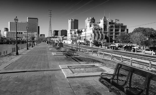 NOVOS ORLEANS - FEVEREIRO 11, 2016: O horizonte da cidade a partir da calçada do rio. O — Fotografia de Stock