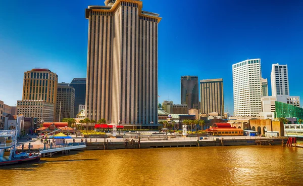 Neue orleanische Skyline an einem schönen Tag vom mississippi River — Stockfoto