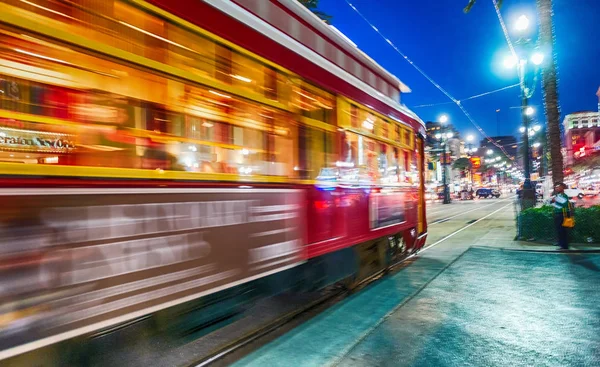 New orlean - 11. Februar 2016: neue orlean Straßenbahn bei Nacht, — Stockfoto