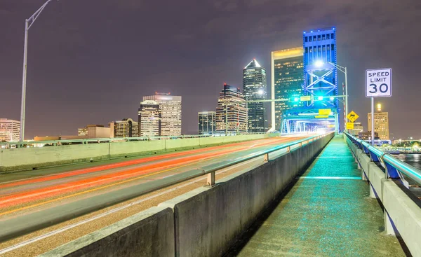Skyline von Jacksonville bei Nacht von der Brücke aus — Stockfoto